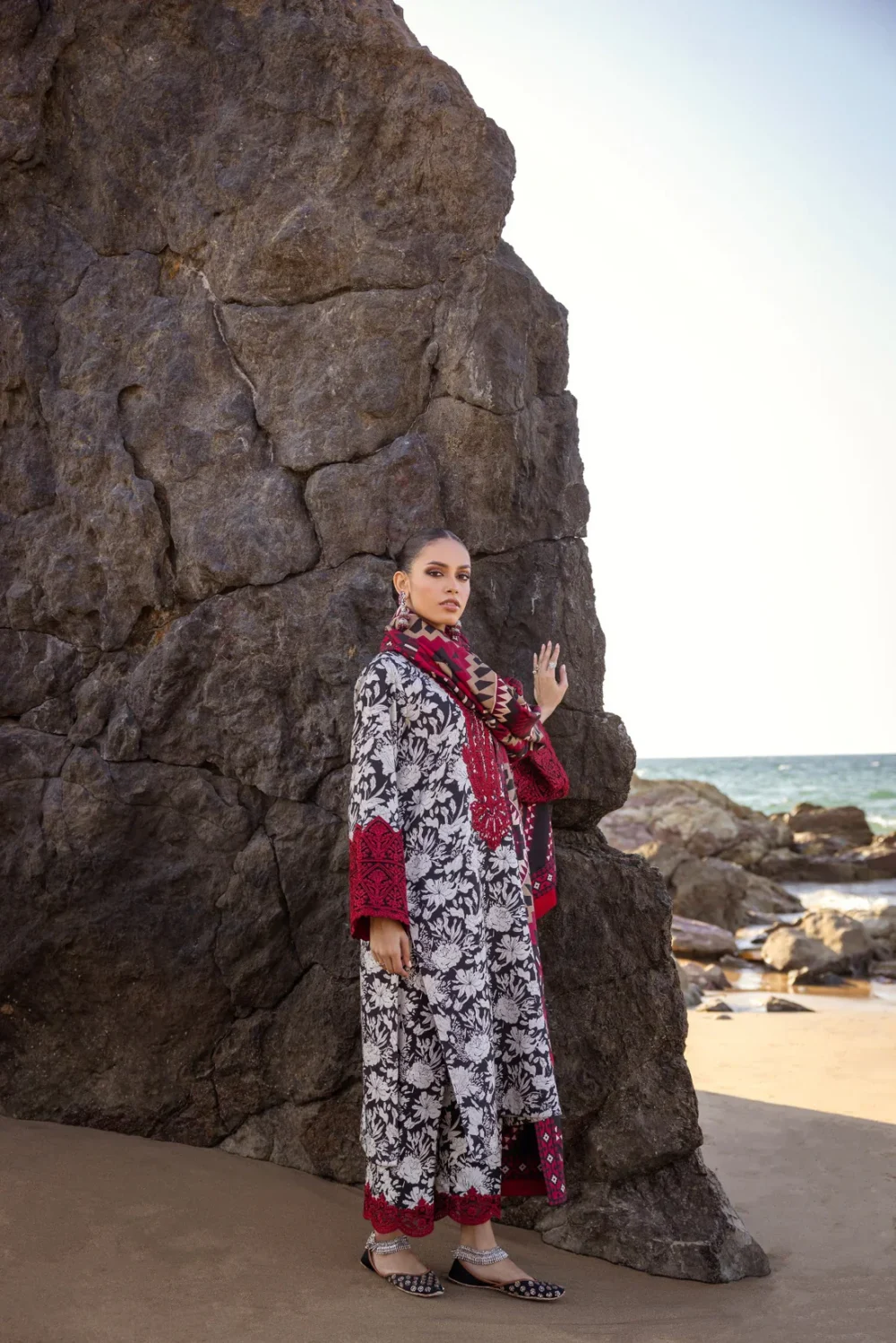 Zainab-Chotani-Embroidered-Lawn-Three-Piece-pakistan-replica-1.webp